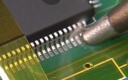 smd soldering،برای ذوب شدن قلع ابزار داغ لحیم کاری را روی پایه های قطعه حرکت دهید